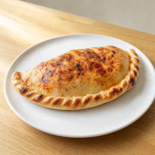 Calzone Vulkano, Salami, Schinken, Champignons, Paprika, scharfe Peperoni - Bella Casa Datteln
