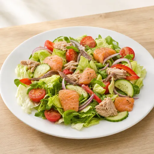 Insalata Lachs, mit Eisbergsalat, Tomaten, Gurken, Lachs, Thunfisch, Sardellen, Paprika und Zwiebeln - Bella Casa Datteln